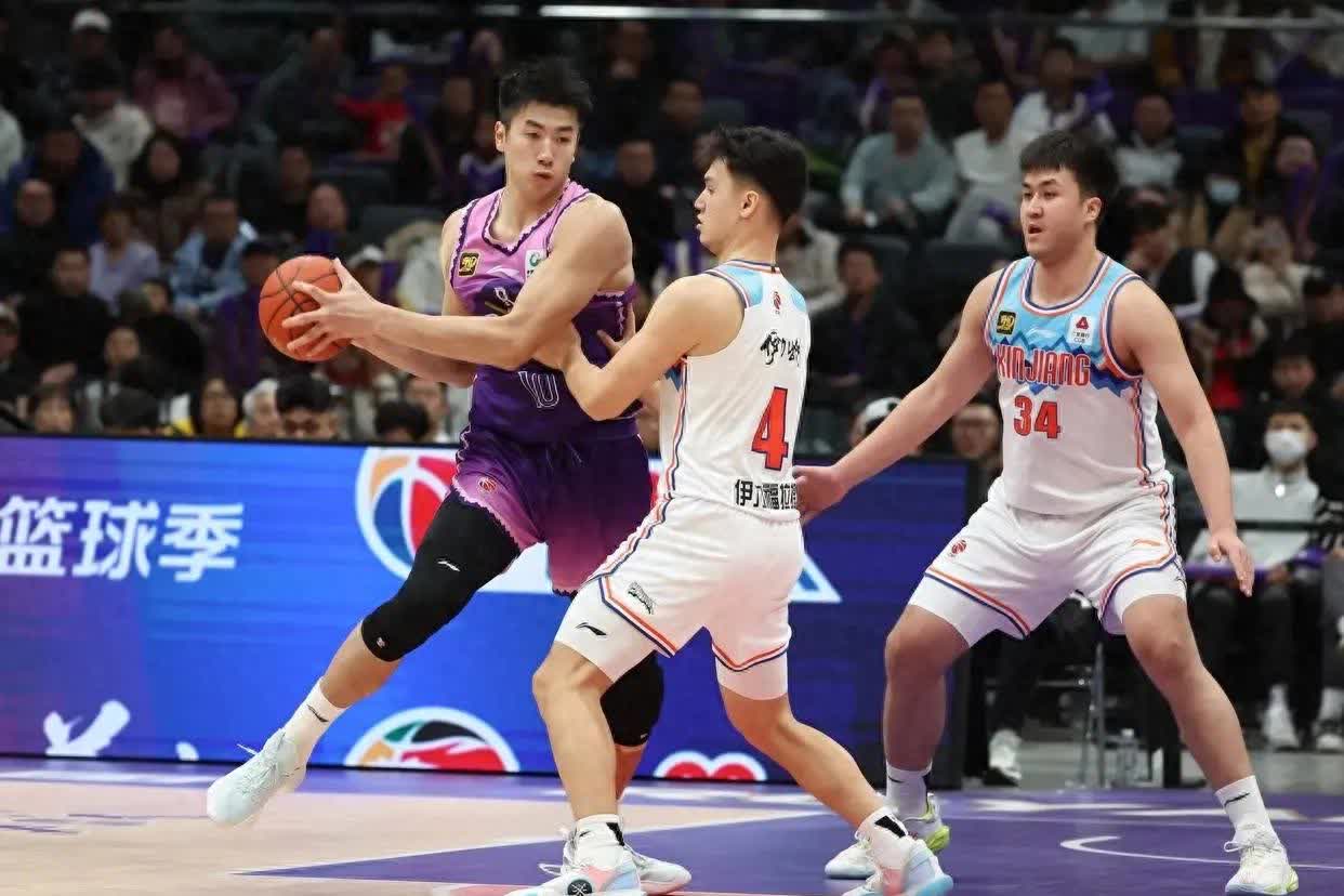 比赛场上风云变幻,双方实力对抗激烈 比赛场上风云变幻,双方实力对抗激烈