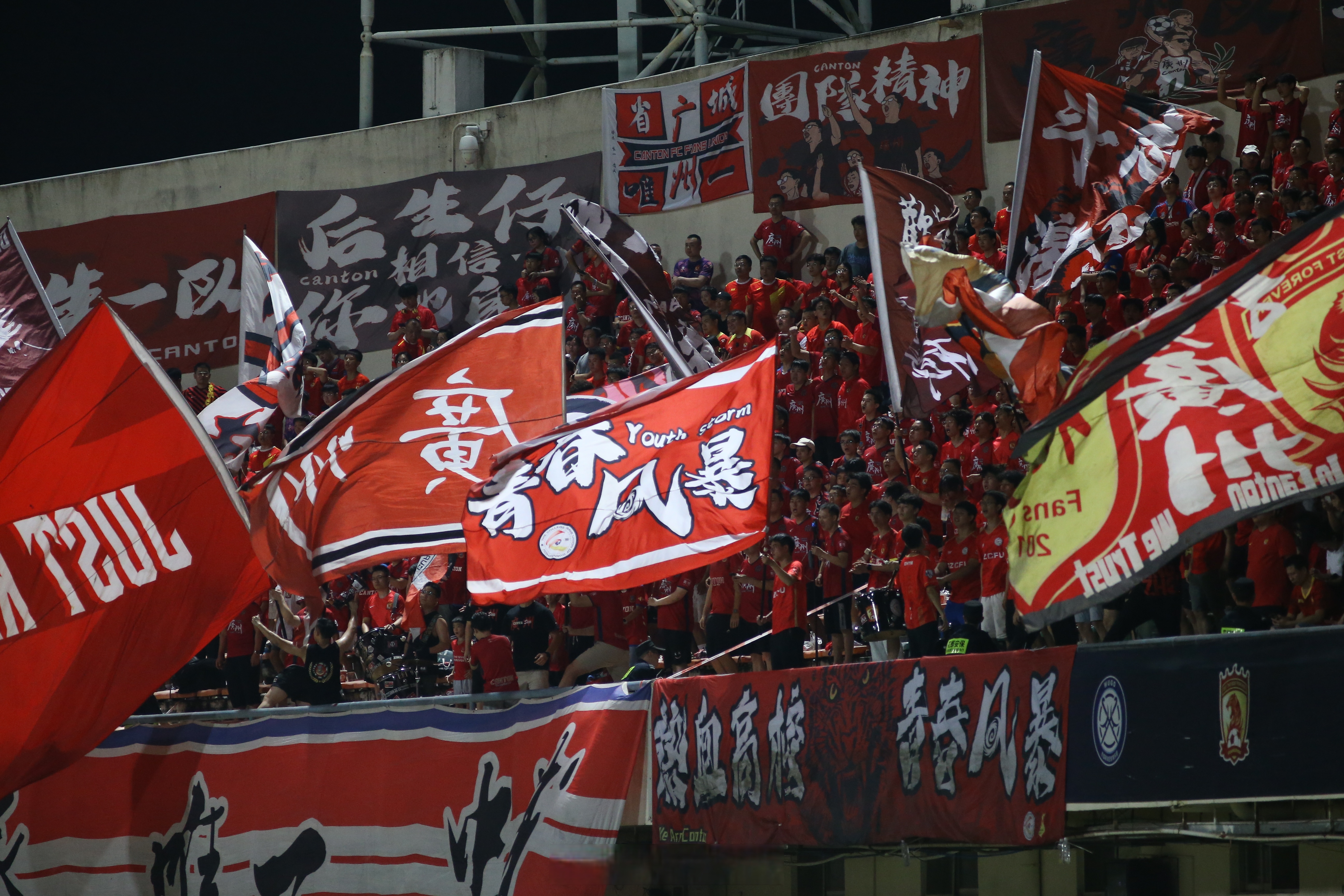 顶尖球队挥汗拼搏,力求胜利的简单介绍 顶尖球队挥汗拼搏,力求胜利的简单介绍