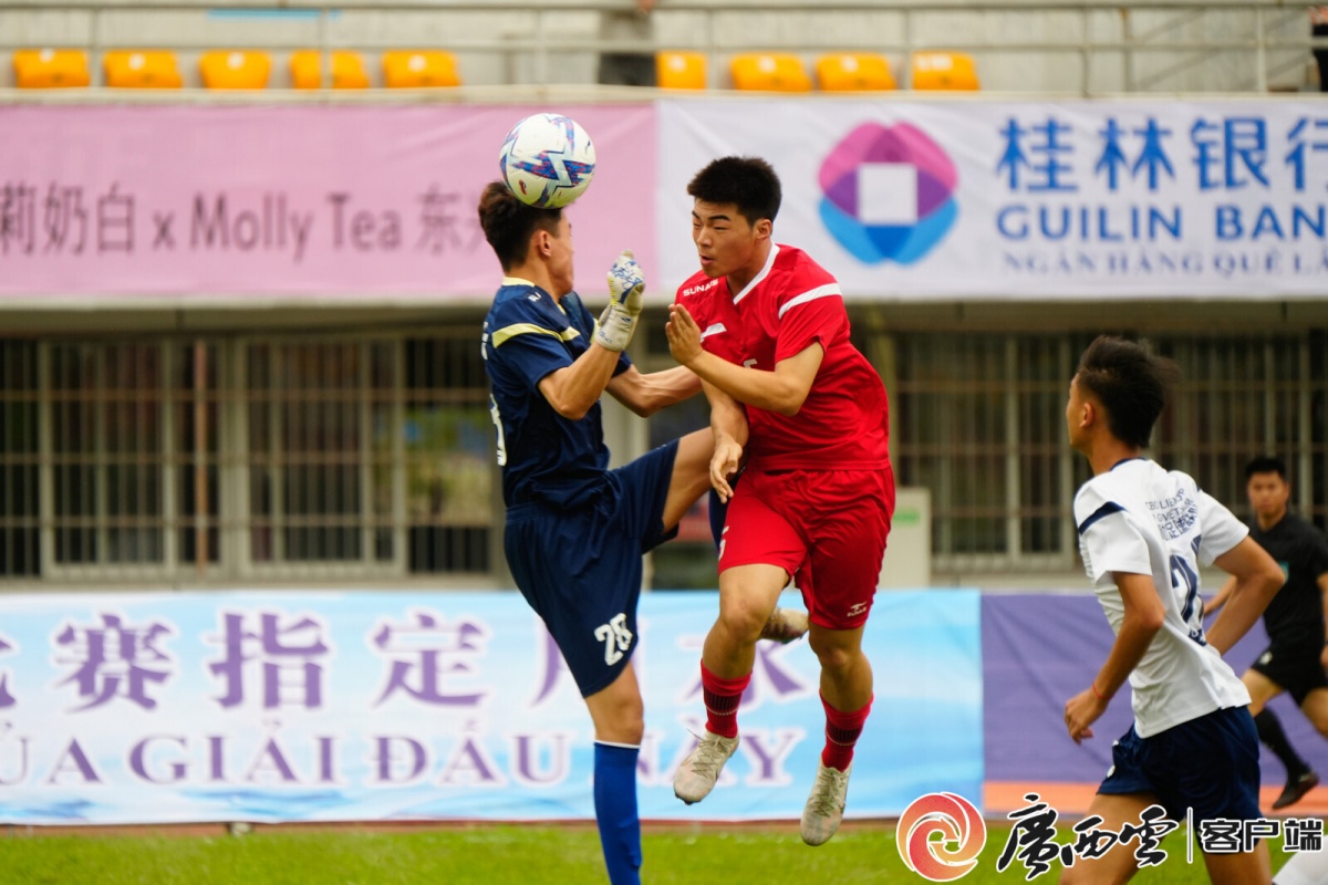 关于足球场上燃情比拼,赛事场面激烈的信息 关于足球场上燃情比拼,赛事场面激烈的信息