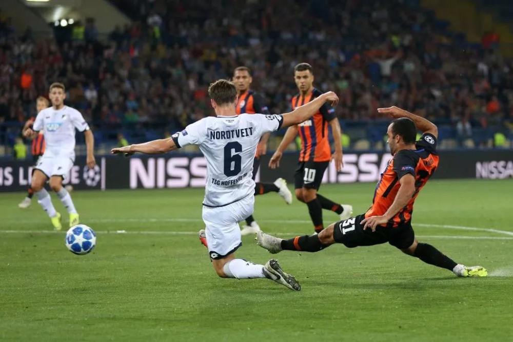 世俱杯参赛资格-霍芬海姆队全力以赴赢得比赛