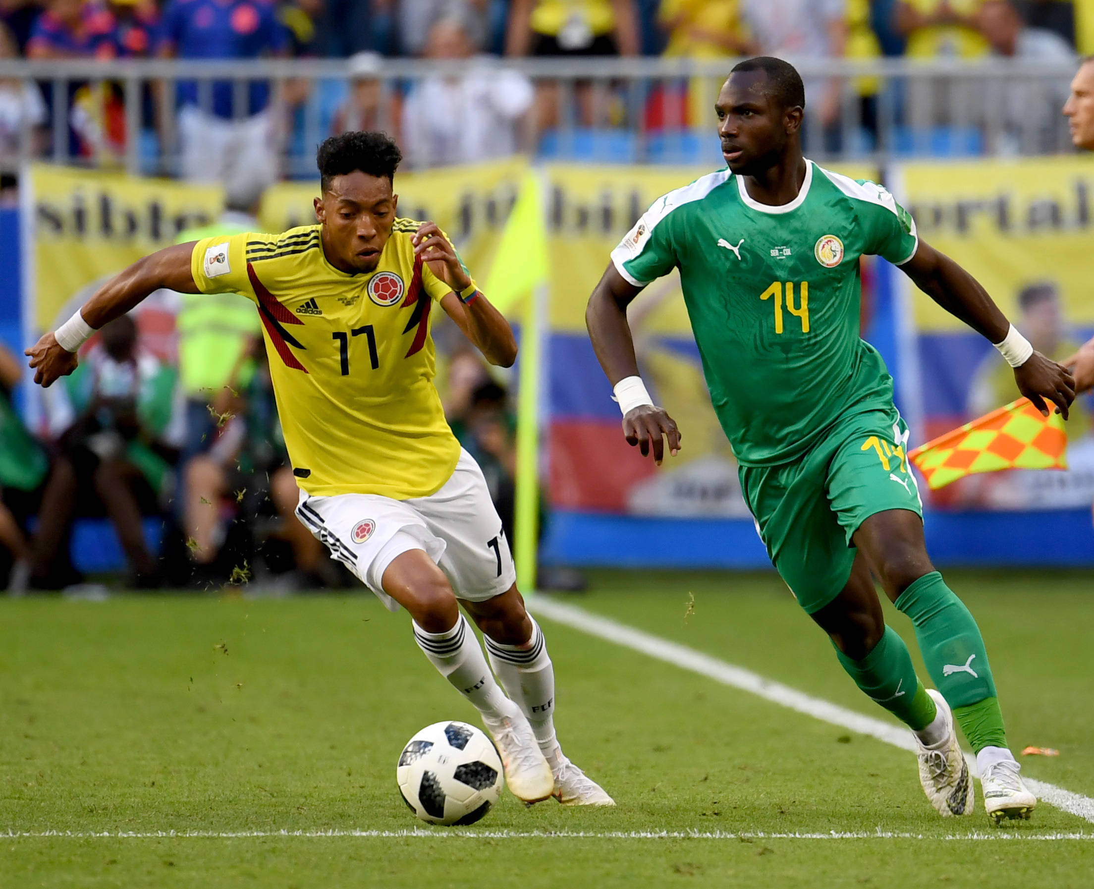 世俱杯参赛资格-足球比赛场面令人惊艳,精彩绝伦