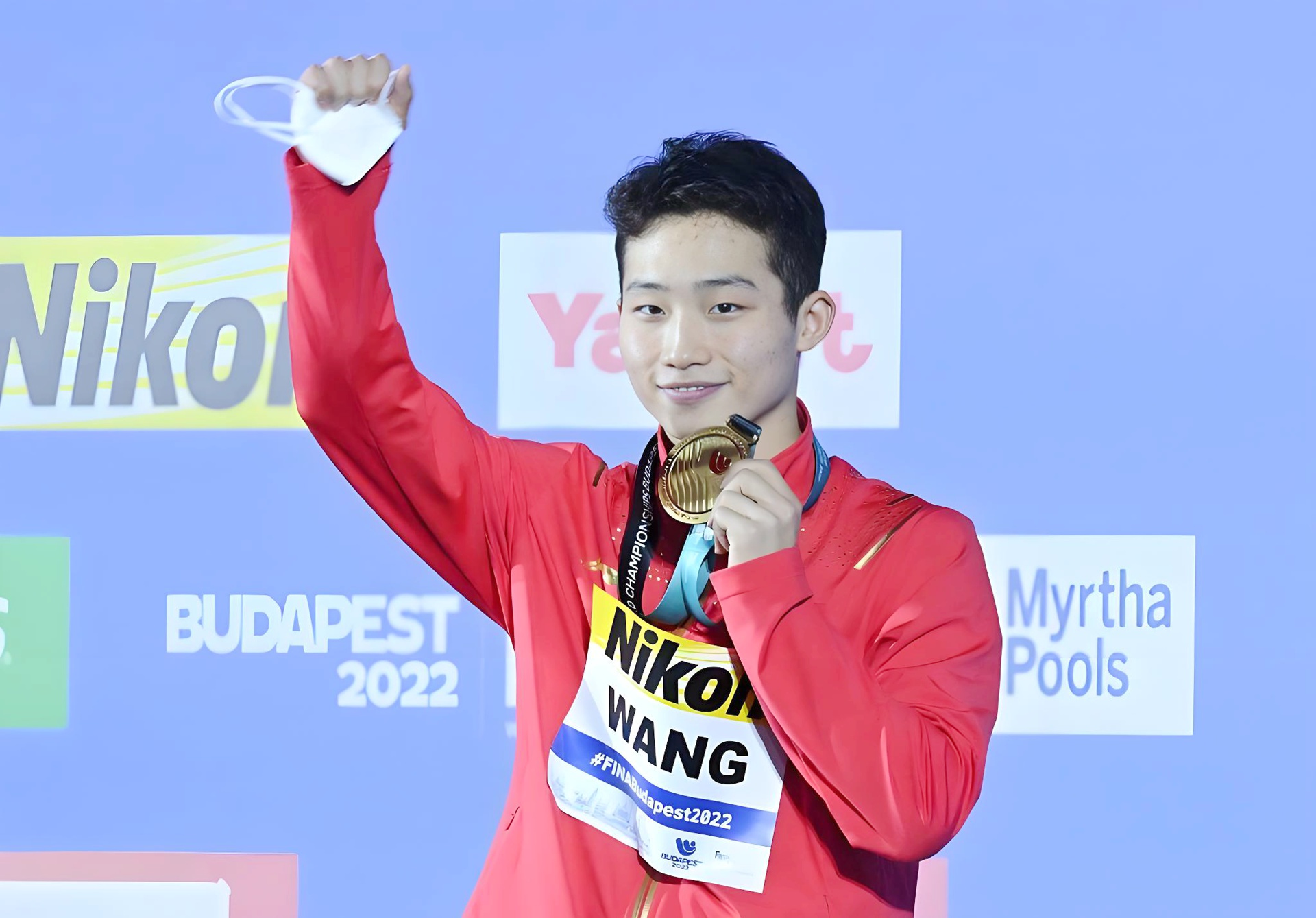 法国滑板选手勇夺冠军，技压群雄