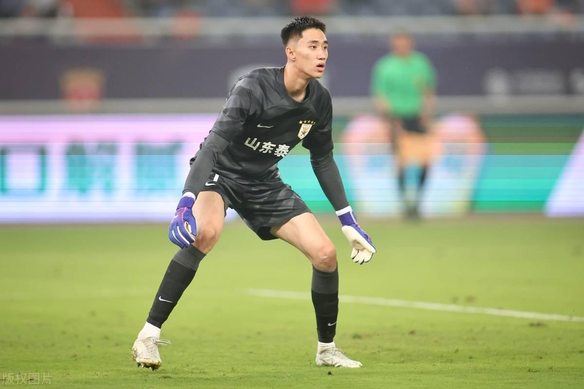 建业门将王大雷连续表现出色,成为球队救火英雄 建业门将王大雷连续表现出色,成为球队救火英雄