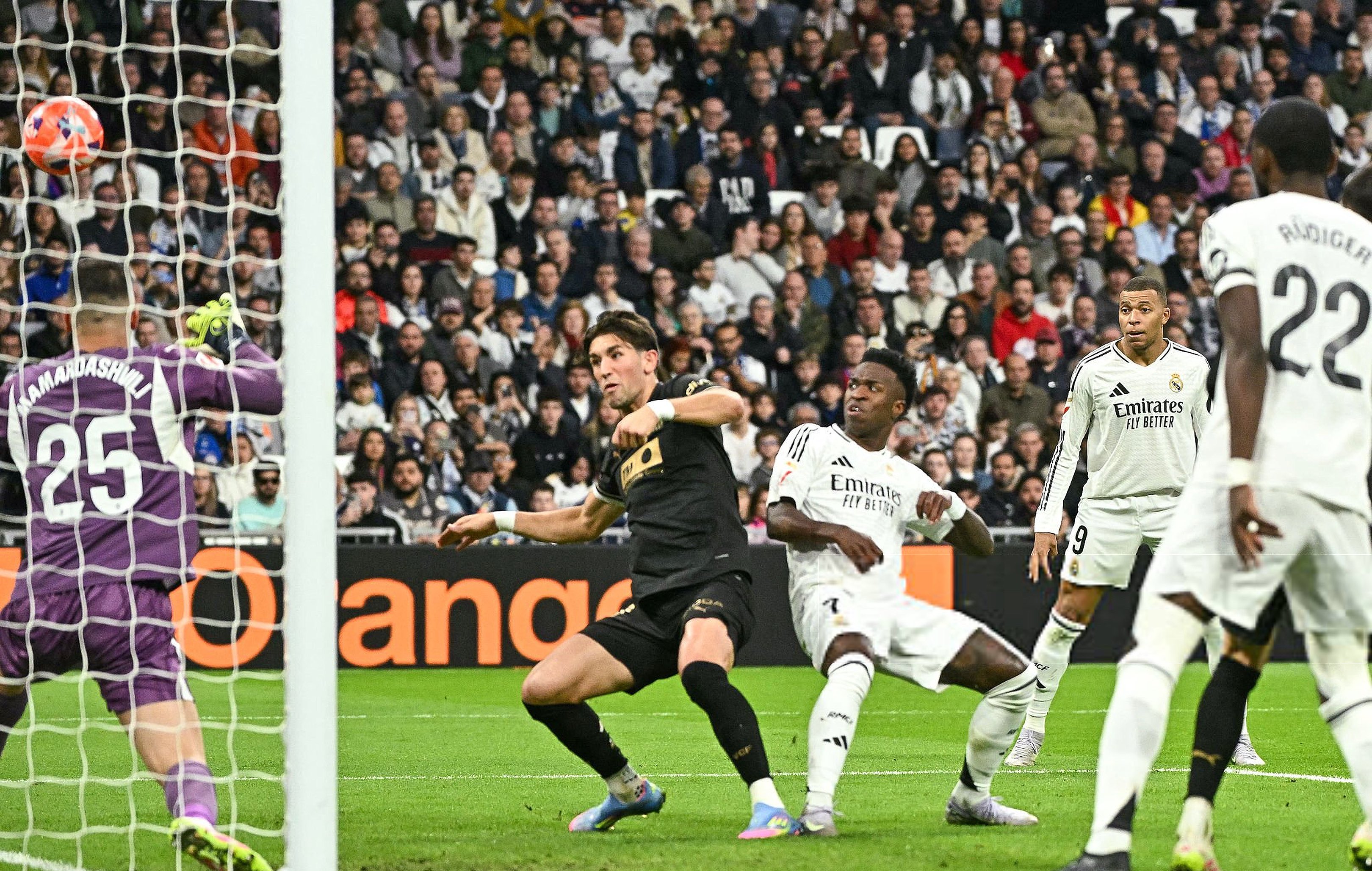 皇马球队备战下一轮比赛,信心满满 皇马球队备战下一轮比赛,信心满满