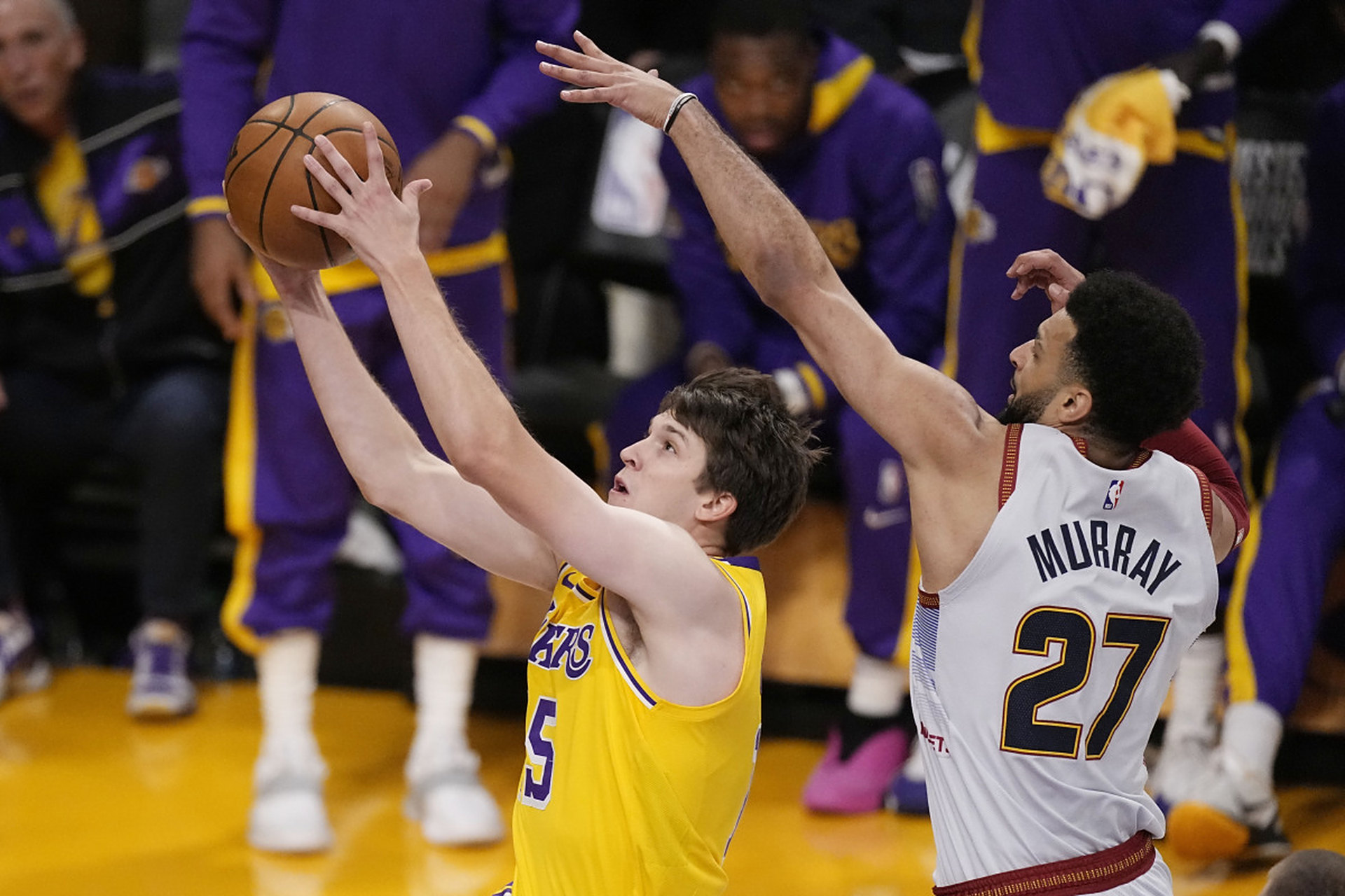 掘金横扫湖人，雄心壮志晋级决赛