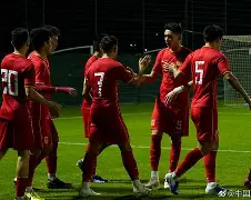 足球巨星李文波破门得分引爆球迷热情 足球巨星李文波破门得分引爆球迷热情