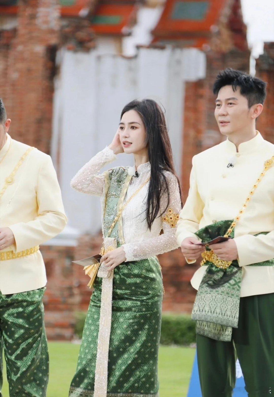 世俱杯冠军-观众热情高涨，全情投入支持偶像