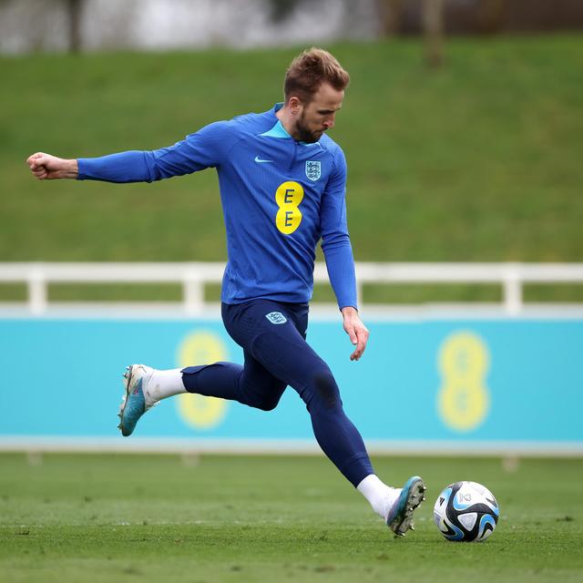 欧预赛决胜之战，关键时刻百般拼搏