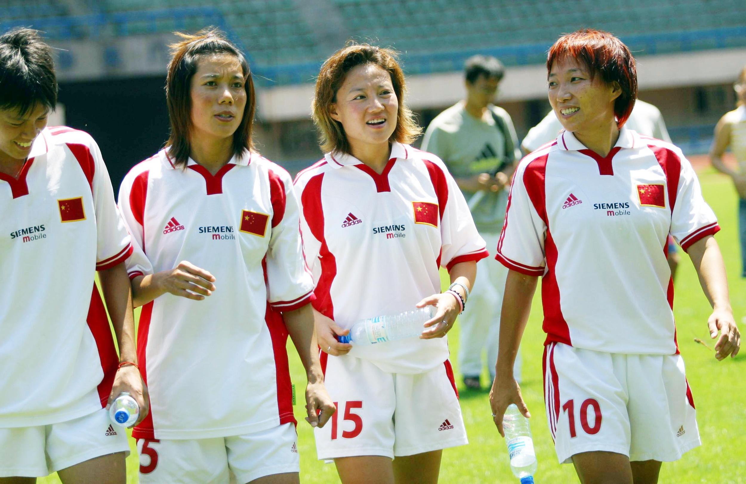 世俱杯参赛资格-英勇拼搏中：女足选手挺身而出