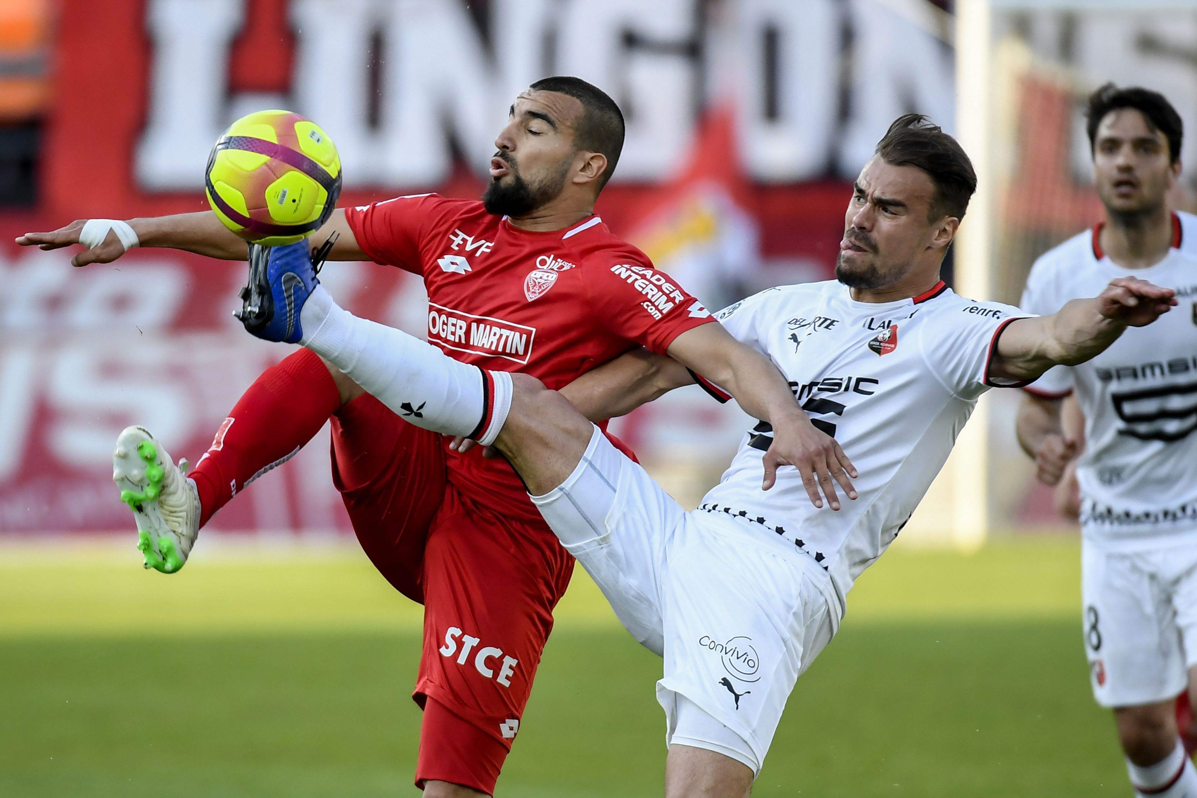 雷恩客场胜出,成功夺得关键三分 雷恩客场胜出,成功夺得关键三分