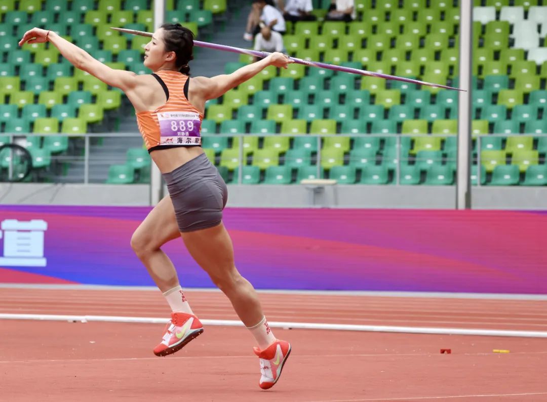 关于田径项目冠军诞生，银牌选手接受失败的信息