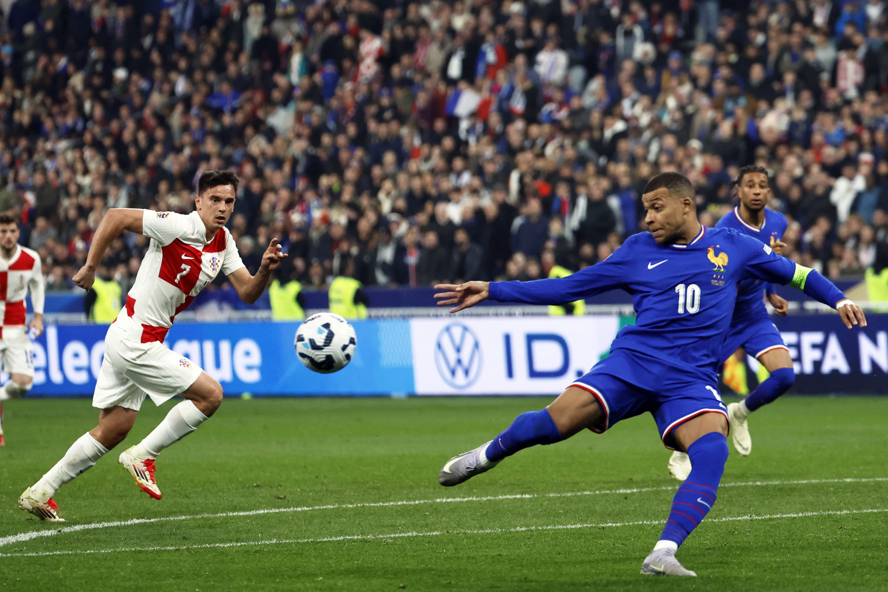 世俱杯时间-欧国联比赛世纪对决:双方强强碰撞令人震撼