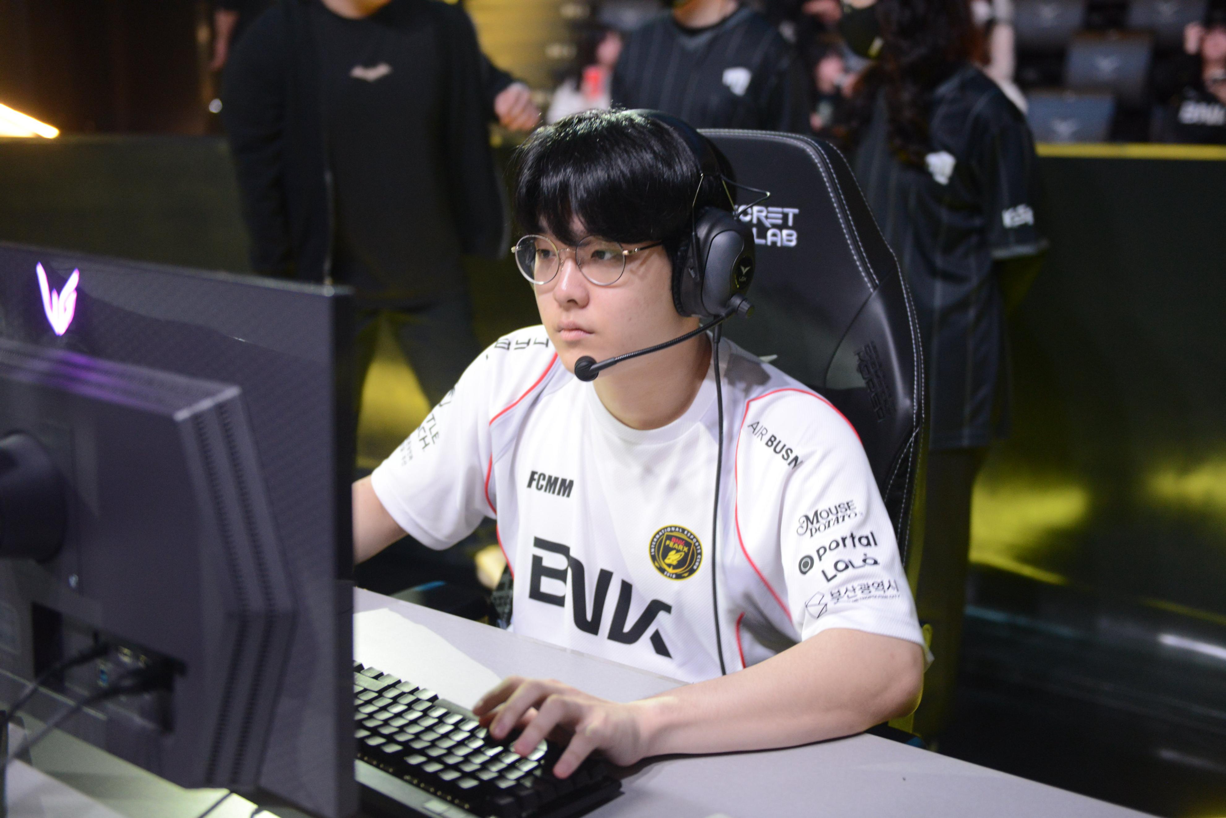 DK绝杀EDG，Gumayusi操刀奇招英雄翻盘焦点之战全球总决赛，点燃全场激情的简单介绍