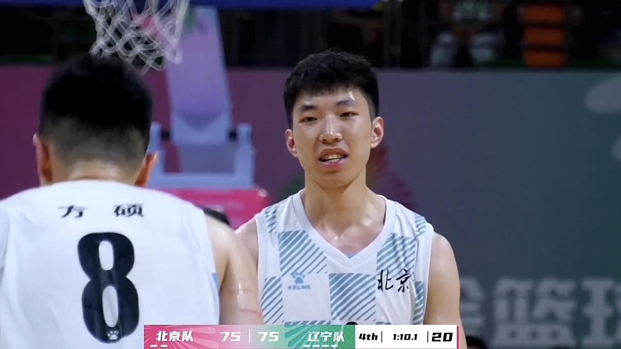 世俱杯决赛-热门球队在职业篮球比赛中取得了胜利连胜