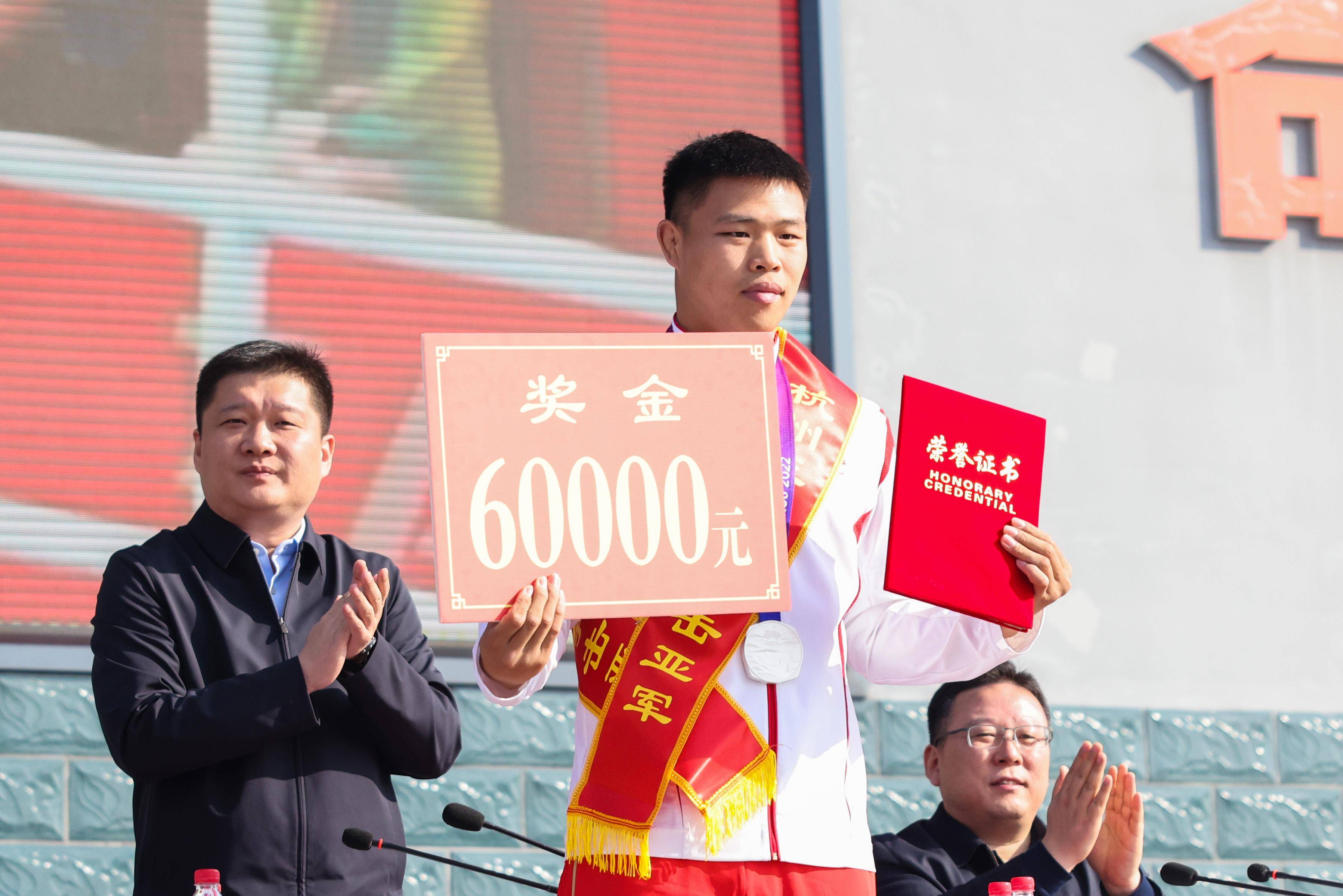 瑞典选手生龙活虎，不畏艰难夺得亚军领奖