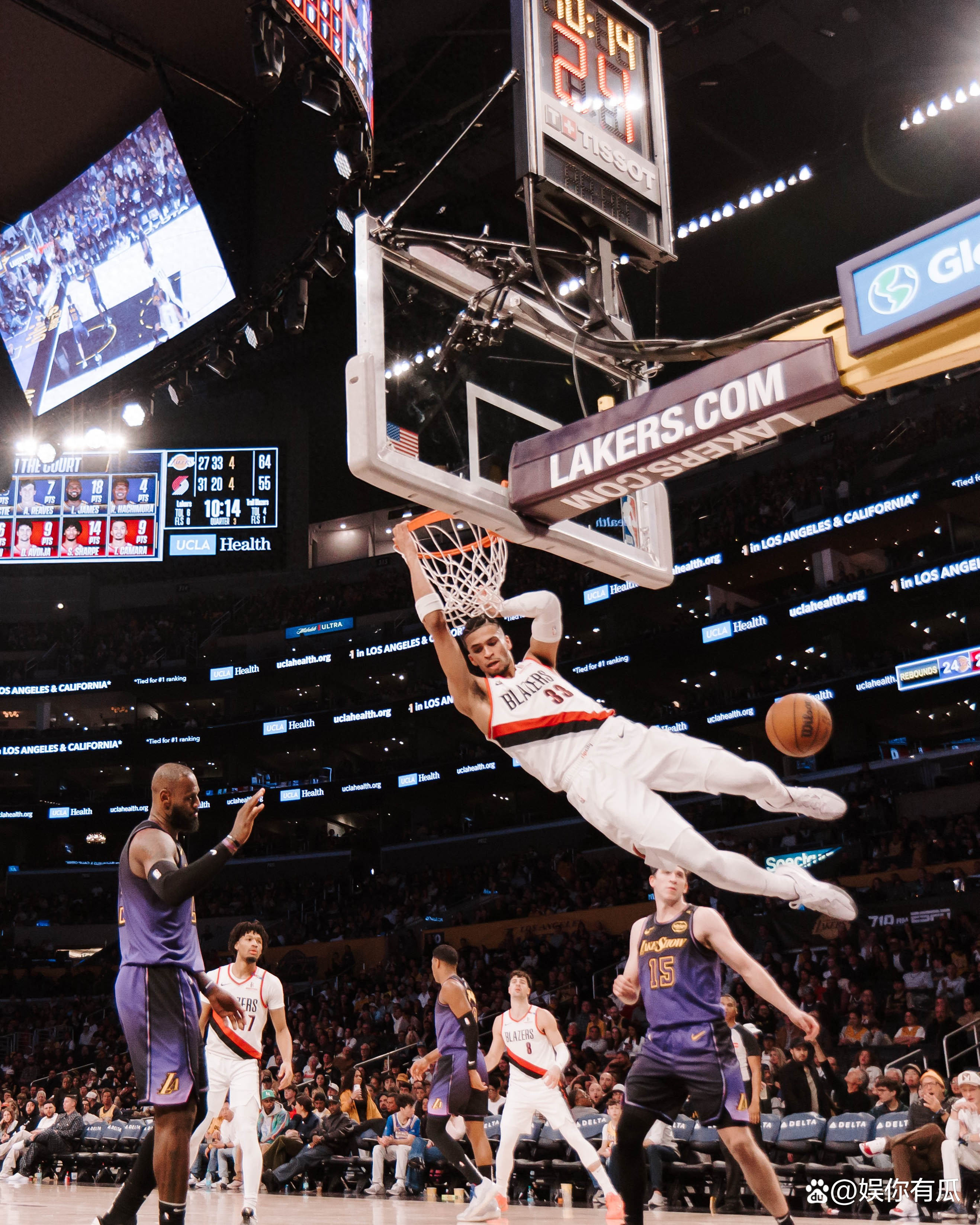 詹姆斯砍下三双数据,率领湖人战胜勇士 詹姆斯砍下三双数据,率领湖人战胜勇士