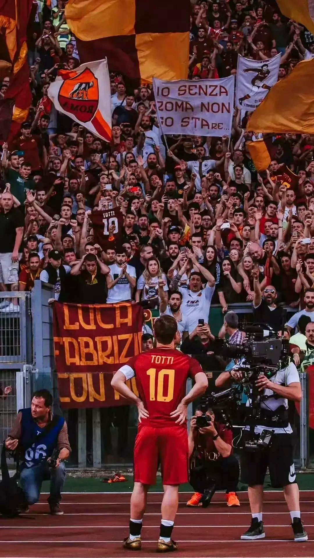 罗马队员众志成城,为取胜努力拼搏 罗马队员众志成城,为取胜努力拼搏