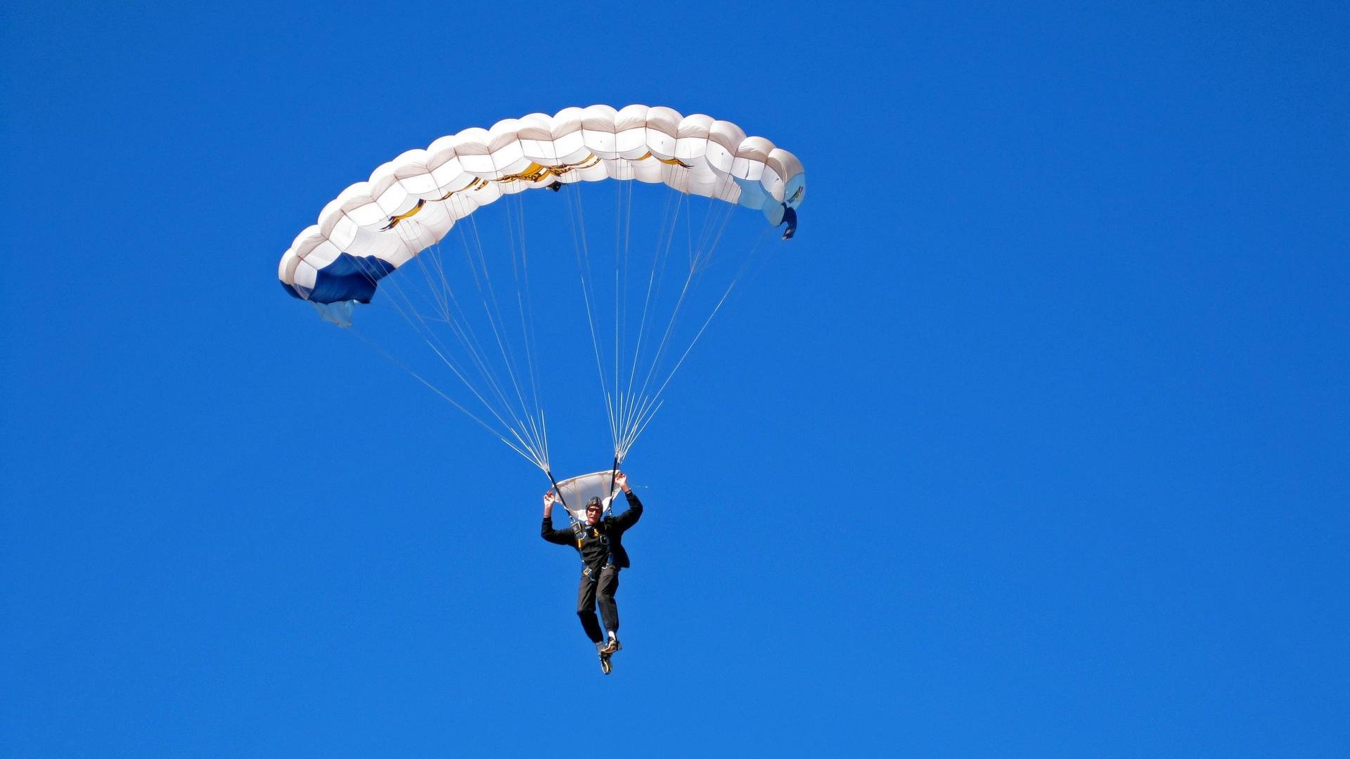 剧本级翻盘！梅赛德斯绝地反击迈凯伦，塞恩斯孤独领舞统治全场